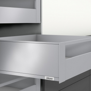 Внутренний высокий LEGRABOX C, передняя панель с релингом (500 мм) LPCR50
